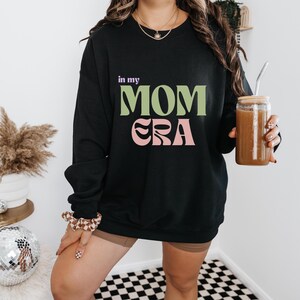 In My Mom Era Sweatshirt, Muttertagsgeschenk, Mama Pullover, Hoodie für Mamas, Relaxed Fit, gemütlicher Pullover Geschenke zur Geburt