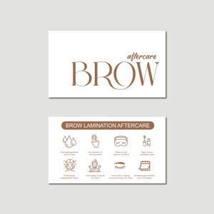 Könnte beinhalten: Zwei weiße Karten mit braunem Text. Auf der oberen Karte steht "aftercare BROW". Auf der unteren Karte steht "BROW LAMINATION AFTERCARE" mit Symbolen und Text: Vermeiden Sie es, Wimpern 24 Stunden lang nass zu machen, Berühren oder reiben Sie den Augenbrauenbereich nicht.