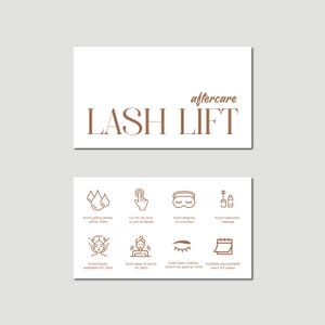 Könnte beinhalten: Zwei weiße Karten mit braunem Text und Illustrationen. Die obere Karte lautet "aftercare LASH LIFT". Die untere Karte enthält Symbole und Text: Vermeiden Sie es, Wimpern nass zu machen, reiben Sie nicht an den Wimpern, vermeiden Sie es, auf dem Gesicht zu schlafen, vermeiden Sie wasserfeste Mascara.