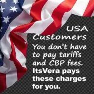 Może przedstawiać: Złożona flaga amerykańska z czerwono-białymi pasami i białymi gwiazdami na niebieskim polu. Tekst na ukośnym czarno-szarym tle brzmi: "USA Customers You don't have to pay tariffs and CBP fees. ItsVera pays these charges for you."