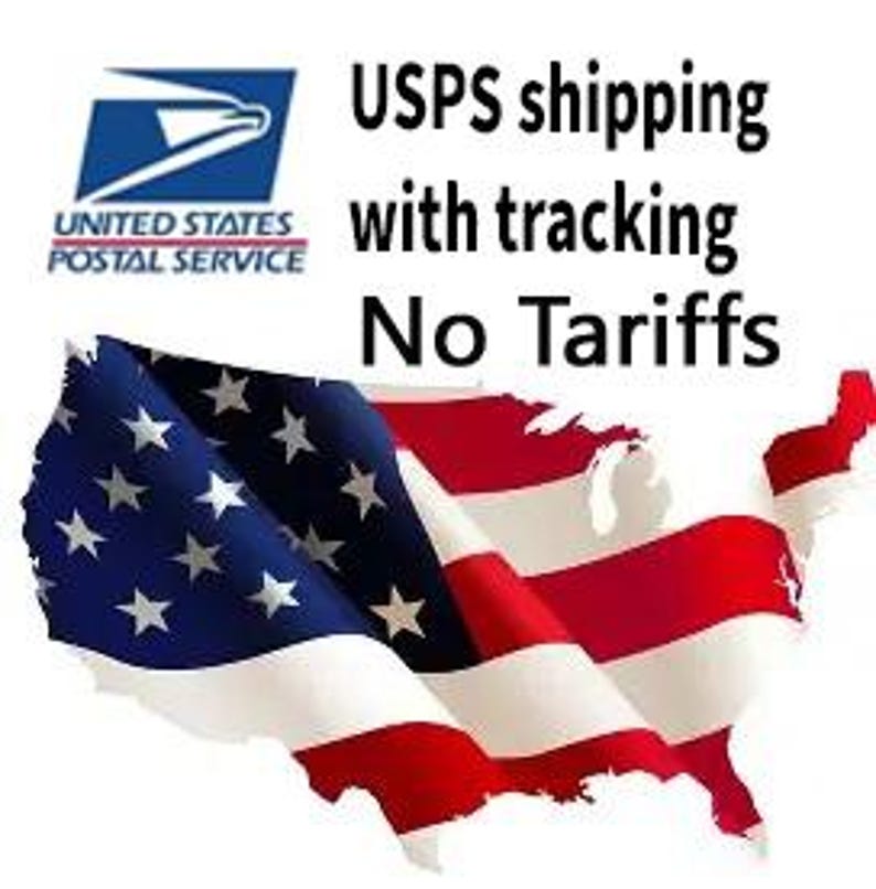 Może przedstawiać: Powiewająca flaga amerykańska z czerwono-białymi pasami i białymi gwiazdami na niebieskim tle. Obraz zawiera tekst "USPS shipping with tracking No Tariffs" oraz logo USPS.