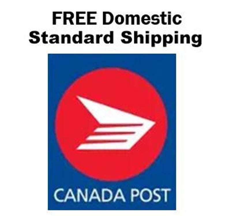 Może przedstawiać: Obraz przedstawia logo Canada Post, białą stylizowaną strzałkę w czerwonym okręgu, na ciemnoniebieskim kwadratowym tle. Nad logo widnieje napis "FREE Domestic Standard Shipping."