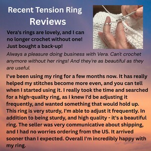 Może przedstawiać: Obraz zawiera tekst: "Recent Tension Ring Reviews". Ręka szydełkuje z pierścionkiem na palcu. Tekst zawiera recenzje klient&oacute;w chwalące jakość i przydatność pierścionka do projekt&oacute;w szydełkowych.