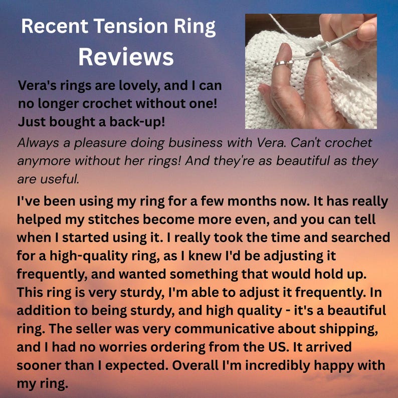 Może przedstawiać: Obraz zawiera tekst: "Recent Tension Ring Reviews". Ręka szydełkuje z pierścionkiem na palcu. Tekst zawiera recenzje klient&oacute;w chwalące jakość i przydatność pierścionka do projekt&oacute;w szydełkowych.