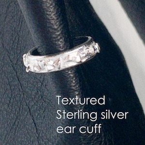 Bijou d'oreille, pierre lunaire en argent sterling, c'est un faux piercing fait main avec une belle texture, une idée cadeau unique pour toute occasion