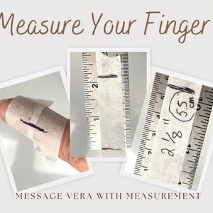 Może przedstawiać: Obraz pokazujący, jak zmierzyć palec do pierścionka. Tekst "Measure Your Finger" znajduje się na g&oacute;rze. Obraz przedstawia palec owinięty papierem, z pomiarami w calach i centymetrach. Tekst "MESSAGE VERA WITH MEASUREMENT" znajduje się na dole.
