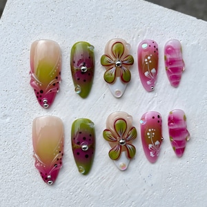 Grün und rosa Floral Drücken Sie auf die Nägel Grün Floral, Pink Rose Nageldesign 3D Blumen & Farbverlauf Gefälschte Nägel Frühlingsblüten Nägel