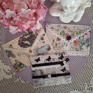 Sobres románticos, elaborados con encaje, botones y cintas.