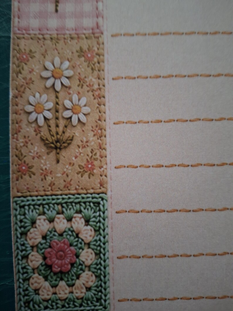 Puede incluir: Una hoja de papel de carta con un borde decorativo vertical en el lado izquierdo. El borde incluye una secci&oacute;n de cuadros rosas, un panel floral beige con tres margaritas blancas y un motivo de ganchillo cuadrado de color verde.