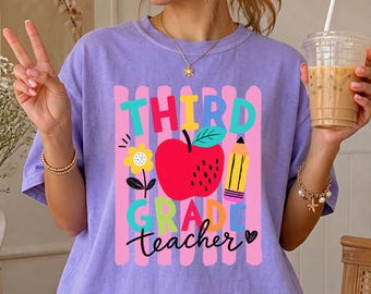 Camiseta para maestra de tercer grado, Comfort Colors® Camiseta para nivel de grado, Camiseta de regreso a clases, Diseño colorido de Apple Pencil, Regalo para maestra de tercer grado