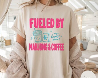 Camiseta Comfort Colors® "Fueled by Mahjong & Coffee", Camiseta divertida de Mahjong, Camiseta de Mahjong, Camiseta para noche de juegos, Regalo para amantes del Mahjong, Camiseta de Mahjong