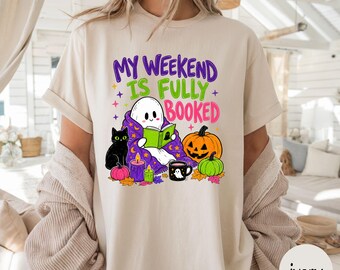 Mi fin de semana está completamente lleno. Camiseta de lectura de fantasmas, Comfort Colors®. Camiseta para amantes de los libros, camiseta de Halloween con temática literaria, regalo para amantes de los libros.