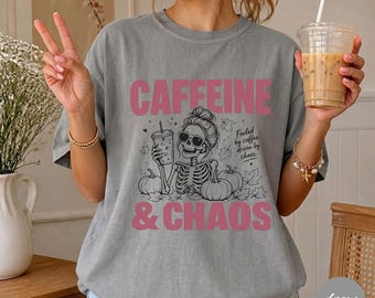 Camiseta con diseño de esqueleto bebiendo café de Caffeine & Chaos, camiseta gráfica Comfort Colors® para amantes del café, camiseta divertida de esqueleto bebiendo café para mamá