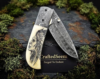 Handgjord fällkniv i damaskusstål, amerikansk scrimshaw med kamelbenshandtag, specialanpassad kniv med läderslida