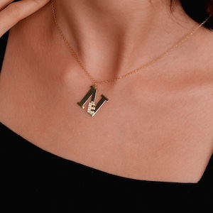 Collar con inicial personalizado con letras bañadas en oro y detalles de cristal. Joyas personalizadas para cumpleaños, aniversarios y regalos especiales.