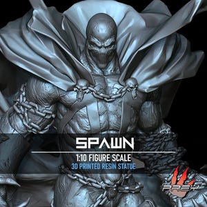 Könnte beinhalten: Graue 3D-gedruckte Resin-Statue der Figur Spawn. Die Figur ist sehr detailliert und verfügt über eine Maske, einen Umhang und Ketten. Der Text "SPAWN" und "1:10 FIGURE SCALE 3D PRINTED RESIN STATUE" sind sichtbar.