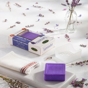 Lavender Essence Soap Gift Set – 3 in 1 Natural Soap Bar with Soap Tray & Washcloth for Sensitive Skin