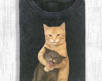 Vintage Wash Lustiges Katzen Meme Shirt, Chaotische Umarmung Katzen T-Shirt, Dummes Brainrot Katzen Liebhaber Geschenk, Lustiges Katzen Kampf T-Shirt, Cooles Kitty Meme Top