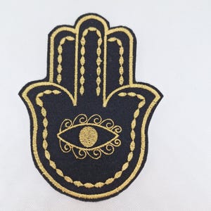 Parche termoadhesivo bordado con hilo metálico de hamsa dorada