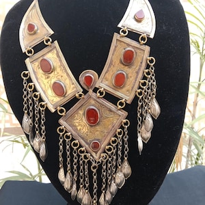 Turkmenische Tribal Bib Halskette: Rotes Glas & Metallteile