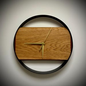 デザイナーズ壁掛け時計「オーク - チェリーアクセント」 - 金色の針と精巧なディテール