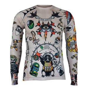 Puede incluir: Una camisa de manga larga con fondo blanco y un diseño colorido de estilo tatuaje. El diseño incluye una variedad de imágenes, incluyendo una calavera, un rayo, un par de tijeras, un trébol de cuatro hojas, un dado y un robot. El texto "Lead, Follow, or Get Out of the Way" está impreso en la camisa.