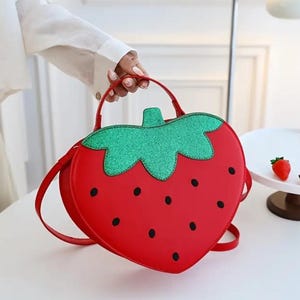 Bolso bandolera de lujo inspirado en el diseñador, bonito, de moda primaveral, con diseño de fresas rojas en 3D, para mujeres y niños