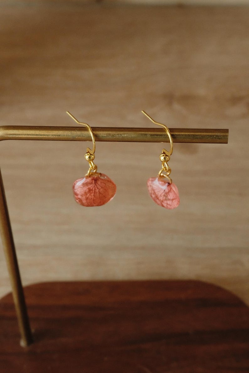 GOUTTES et petites fleurs - Boucles d'oreilles pendantes dorées à fleurs blanches