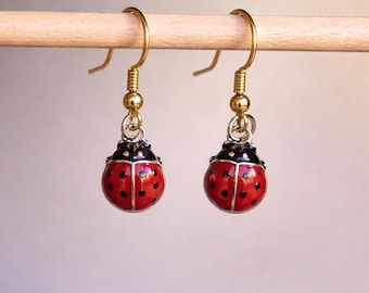 Pendientes de mariquita hechos a mano, joyería colgante roja y negra, lindos accesorios estilo cottagecore y fairycore, regalo único para ella, pendientes de insectos de la naturaleza