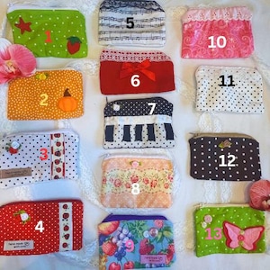 Puede incluir: Una colecci&oacute;n de trece peque&ntilde;as bolsas con cremallera hechas a mano. Las bolsas presentan varios patrones, incluyendo lunares, estampados florales y notas musicales. Algunas bolsas tienen elementos decorativos como lazos, mariposas y apliques. Las bolsas son de varios colores, incluyendo verde, rojo y naranja.