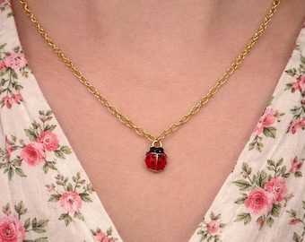 Collar de mariquita, colgante de insecto rojo adorable, collar de cadena dorada, joyería coqueta, estética cottagecore, pendientes a juego disponibles.