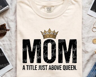 Mom A Titel Just Over Queen PNG | Beunruhigt Varsity Shirt Design | Muttertag Shirt Design (Digitaler Download)