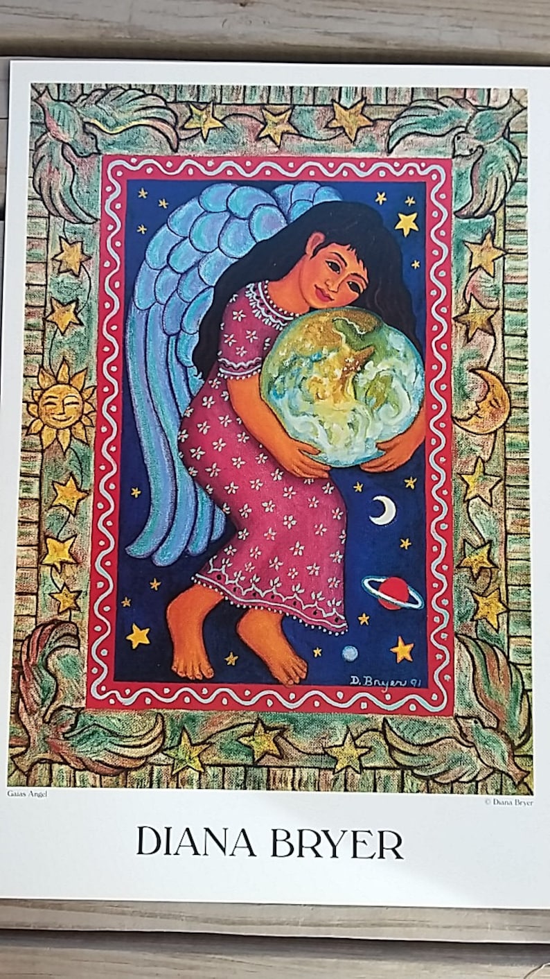 K&ouml;nnte beinhalten: Ein farbenfrohes Gem&auml;lde eines Engels, der einen Globus h&auml;lt. Der Engel tr&auml;gt ein rosa Kleid mit wei&szlig;en Blumen und hat blaue Fl&uuml;gel. Der Globus ist gr&uuml;n und blau mit wei&szlig;en Wolken. Der Hintergrund ist dunkelblau mit Sternen und einem Halbmond.