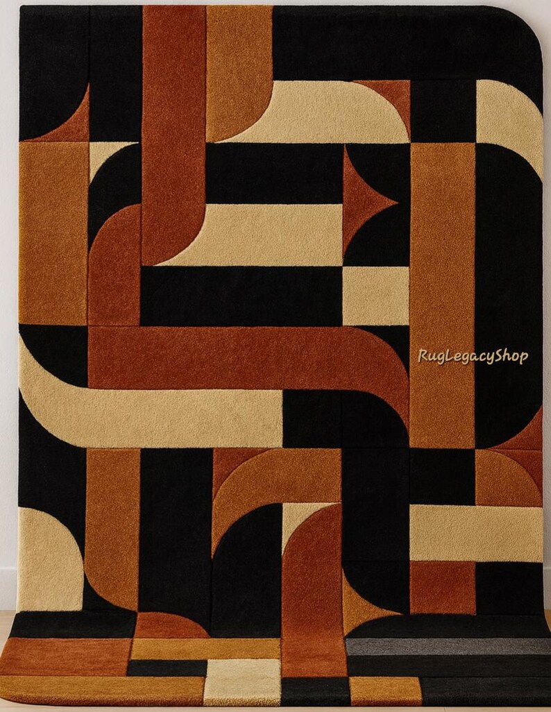 Pode incluir: Tapete geom&eacute;trico em preto, bege e laranja enferrujado. O tapete apresenta um design repetitivo de formas curvas e retangulares. O texto "RugLegacyShop" &eacute; vis&iacute;vel no canto inferior direito. O tapete &eacute; retangular.