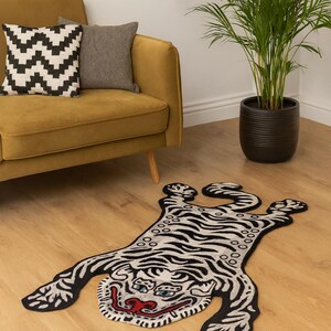 Handmade Handtufted Tiger Shaped Rug – Unique Animal Art Carpet, Black & White Statement Decor, Modern Boho Accent Rug