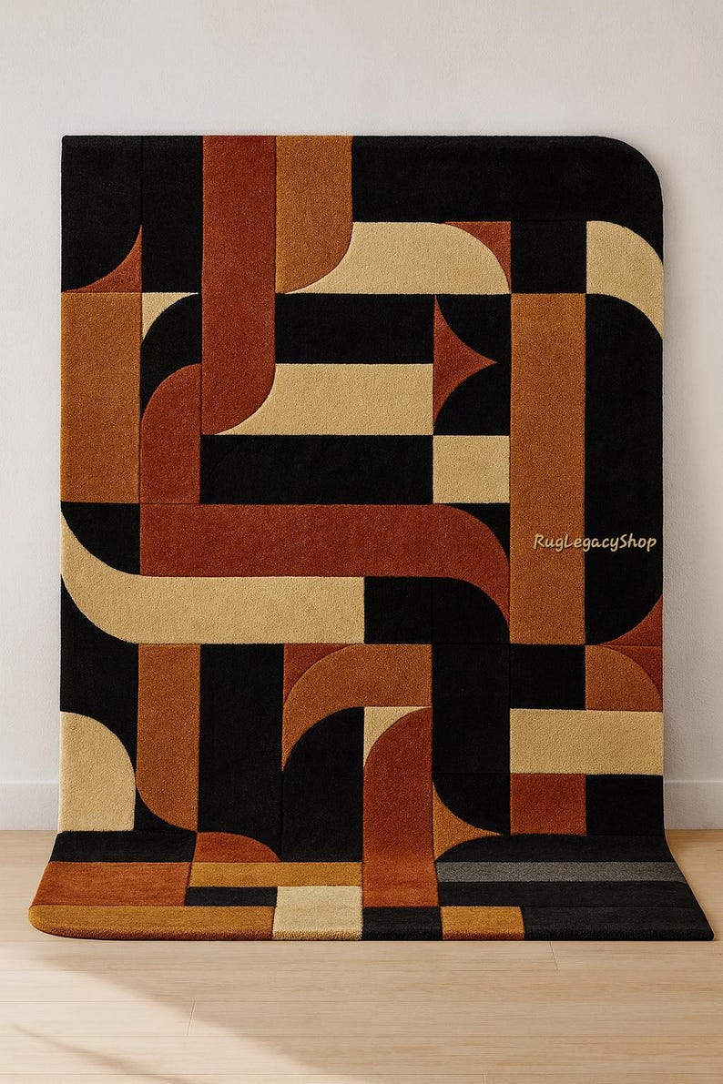 Pode incluir: Tapete com padr&atilde;o geom&eacute;trico em preto, bege e laranja enferrujado. O tapete apresenta um padr&atilde;o repetitivo de formas curvas e retangulares. O texto "RugLegacyShop" &eacute; vis&iacute;vel no tapete. Este tapete &eacute; adequado para salas de estar e quartos.