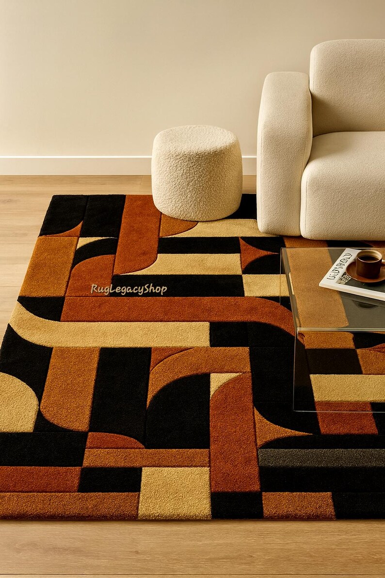 Pode incluir: Tapete com padr&atilde;o geom&eacute;trico em preto, castanho e bege. O tapete apresenta um design moderno com formas curvas e retangulares. Um pufe e um sof&aacute; bege est&atilde;o no fundo. O tapete est&aacute; sobre um ch&atilde;o de madeira.