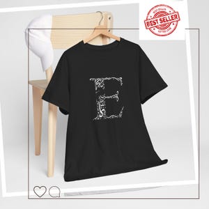 Camiseta unissex com letra E abstrata - camiseta inicial geométrica preta e branca, camiseta minimalista com monograma artístico, presente para criativos
