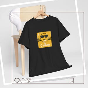 Cは炭素のC。クールなTシャツ。面白い周期表Tシャツ。科学オタクへのギフト。化学元素シャツ。ユニセックスコットントップス。