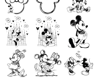 Può includere: Illustrazioni in bianco e nero di Topolino e Minnie in varie pose. Include contorni della testa di Topolino e del fiocco di Minnie. Il testo "INSTANT DOWNLOAD SVG - PDF - PNG" è in basso.