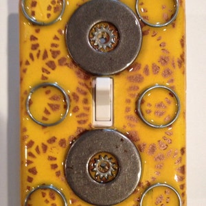 Single toggle switch plate
