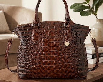 Bolsa de mão em couro vegano com textura de crocodilo em relevo | Ferragens douradas, alça de ombro