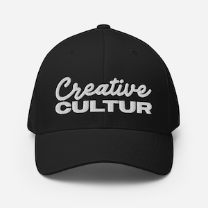 Puede incluir: Una gorra de béisbol negra con un diseño bordado en blanco que dice "Creative CULTUR".