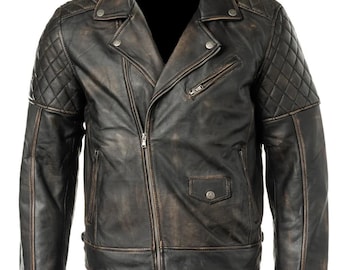 Può includere: Giacca in pelle marrone invecchiata in classico stile biker. Presenta un revers a lancia, chiusura asimmetrica con zip, pannelli trapuntati sulle spalle e multiple tasche con zip. La giacca ha un aspetto vintage e vissuto.