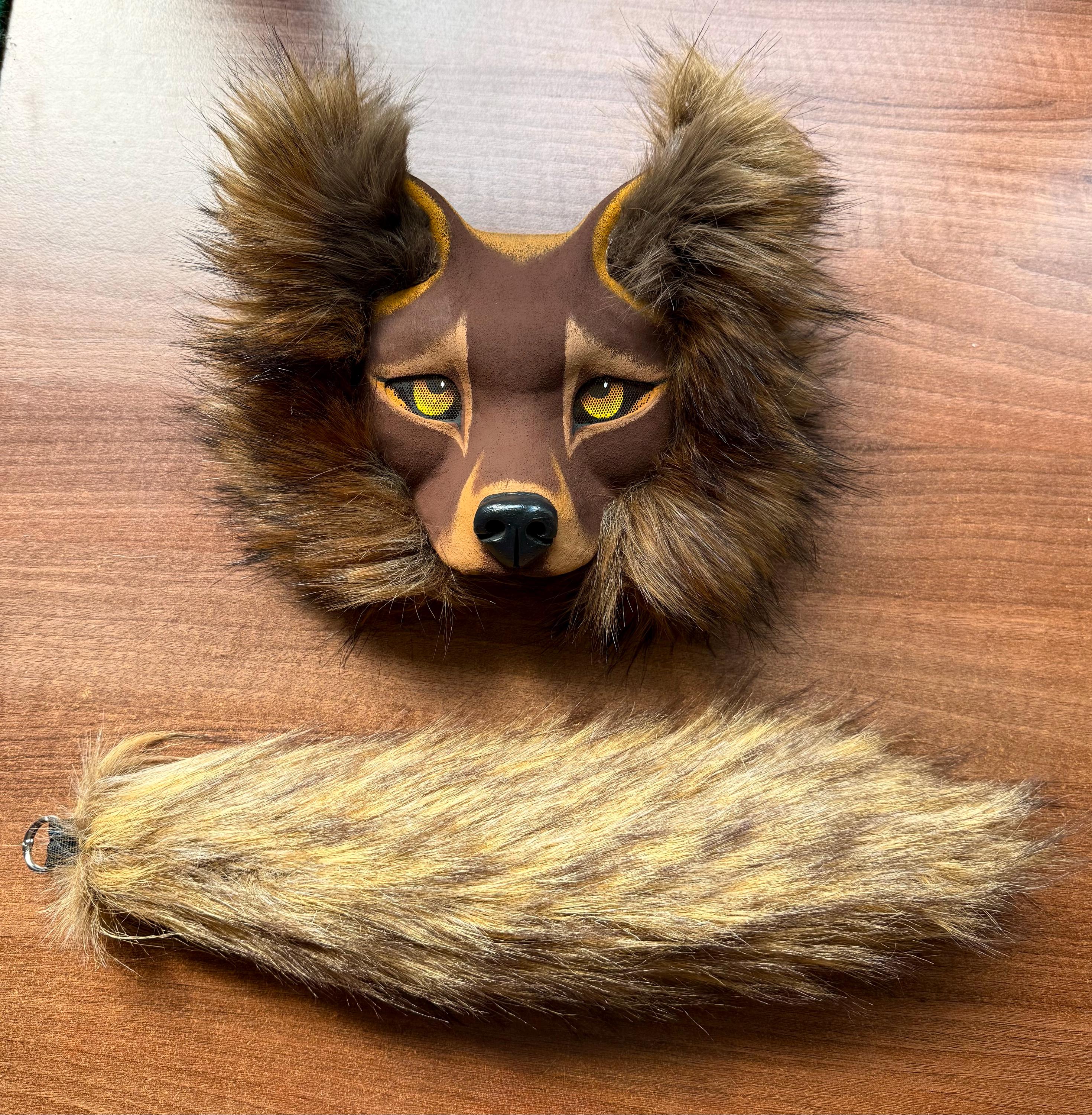 手作りの狼マスクとフェイクファーの尻尾：獣人、コスプレ、ファーリー