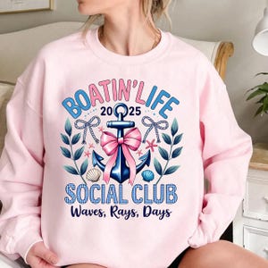 Boatin’ Life 2025 PNG、夏の海をテーマにした昇華転写デザイン、Social Club アンカーボウ PNG、Waves Rays Days Boating Life シャツ PNG