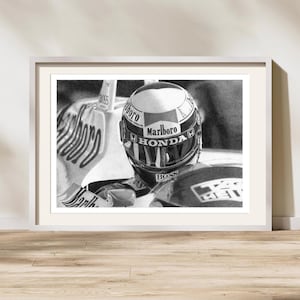 Peut inclure: Dessin au crayon noir et blanc d'un pilote de course portant un casque avec les mots "Marlboro" et "Honda" dessus.