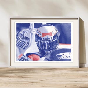 Peut inclure: Une illustration bleue et blanche d'un pilote de course portant un casque avec les mots "Marlboro" et "Honda" dessus. Le pilote porte une combinaison de course bleue avec le mot "Boss" dessus.