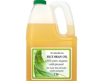 Può includere: Un bidone di plastica trasparente da un gallone pieno di olio di crusca di riso giallo. L'etichetta recita "Dr Adorable Inc. Rice Bran Oil 100% pure organic cold pressed for hair skin & body multi purpose 7 lb."
