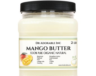 Puede incluir: Un tarro de 2 libras de mantequilla de mango orgánica pura al 100%. El tarro tiene una etiqueta blanca con el texto "DR ADORABLE INC MANGO BUTTER 100% PURE ORGANIC NATURAL" y una pequeña imagen de un mango. La etiqueta también incluye información sobre el nombre botánico, el método, la parte, la tasa de uso y el país de origen.
